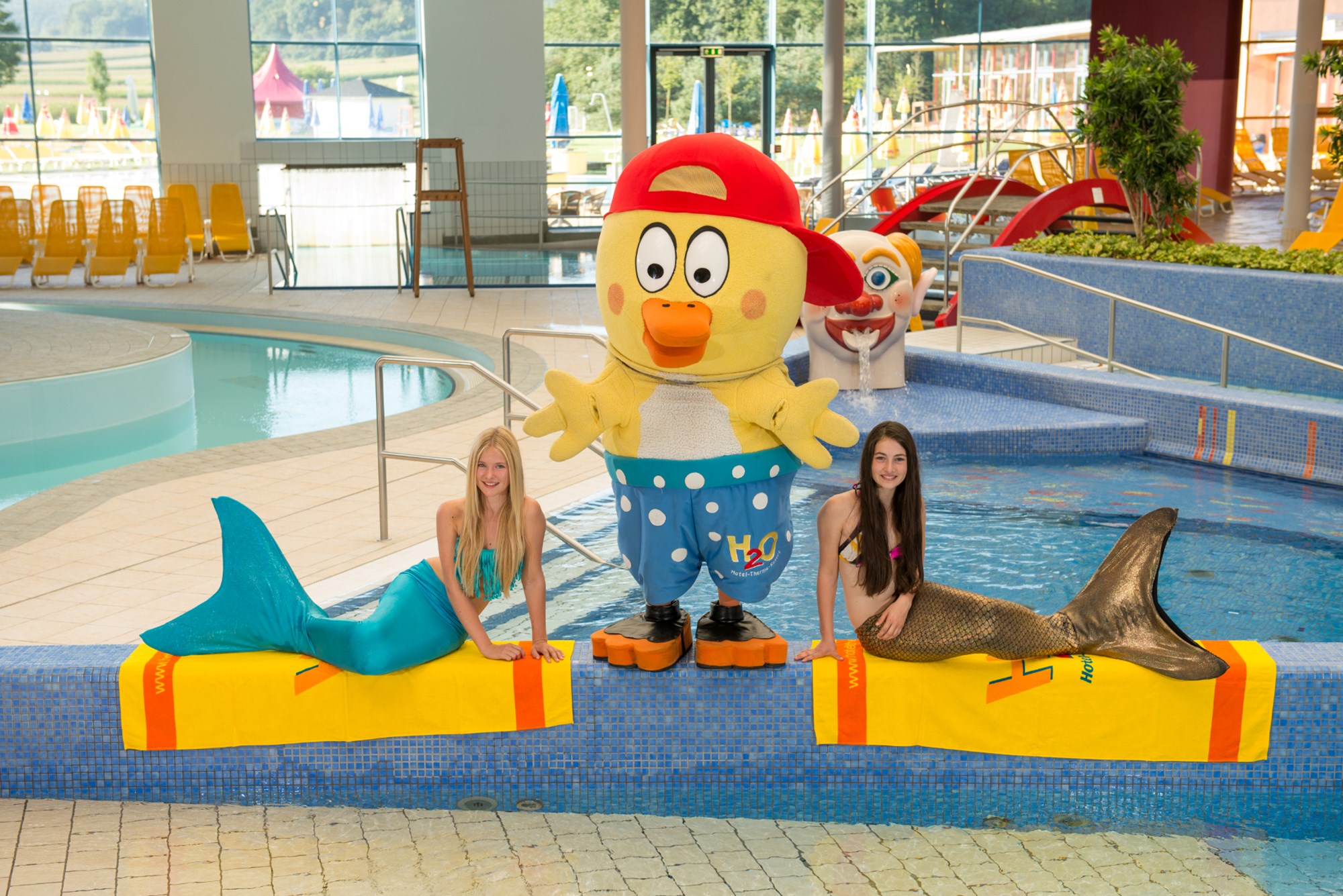 2 Mädchen im Hallenbad